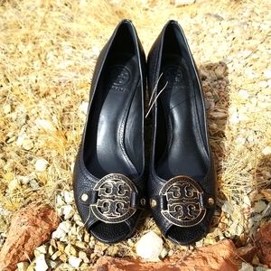 Tory Burch Blk Amanda Pebbled Peep Toe Wedge Shoes Sz 10.
